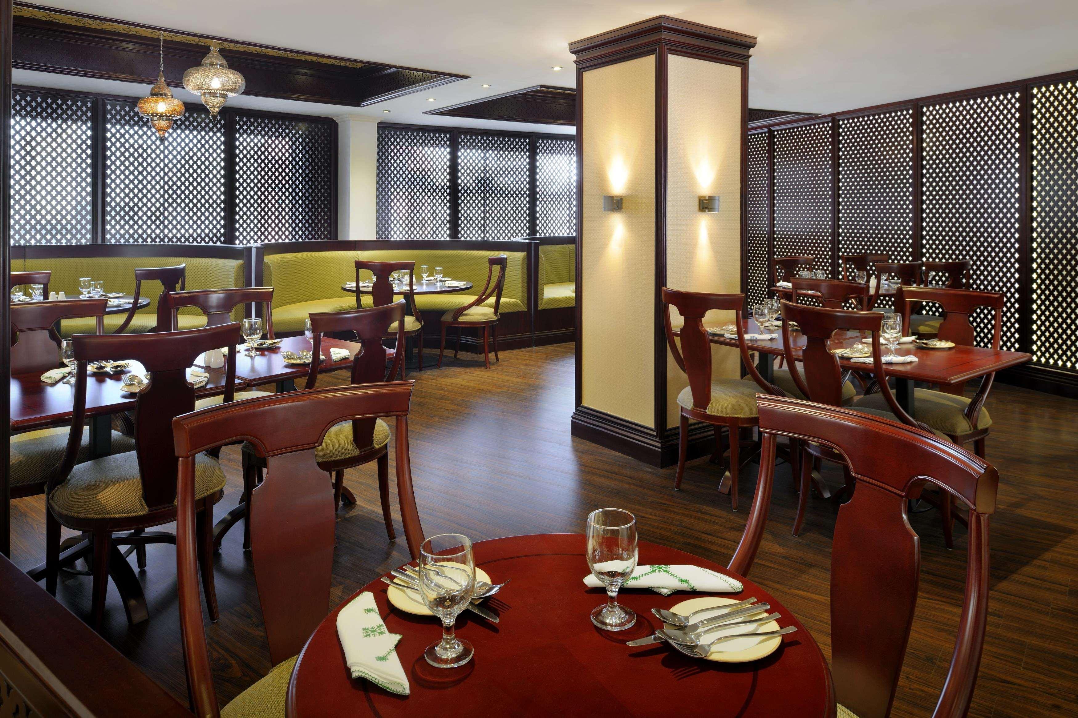 Al Safir Hotel Манама Ресторан фото